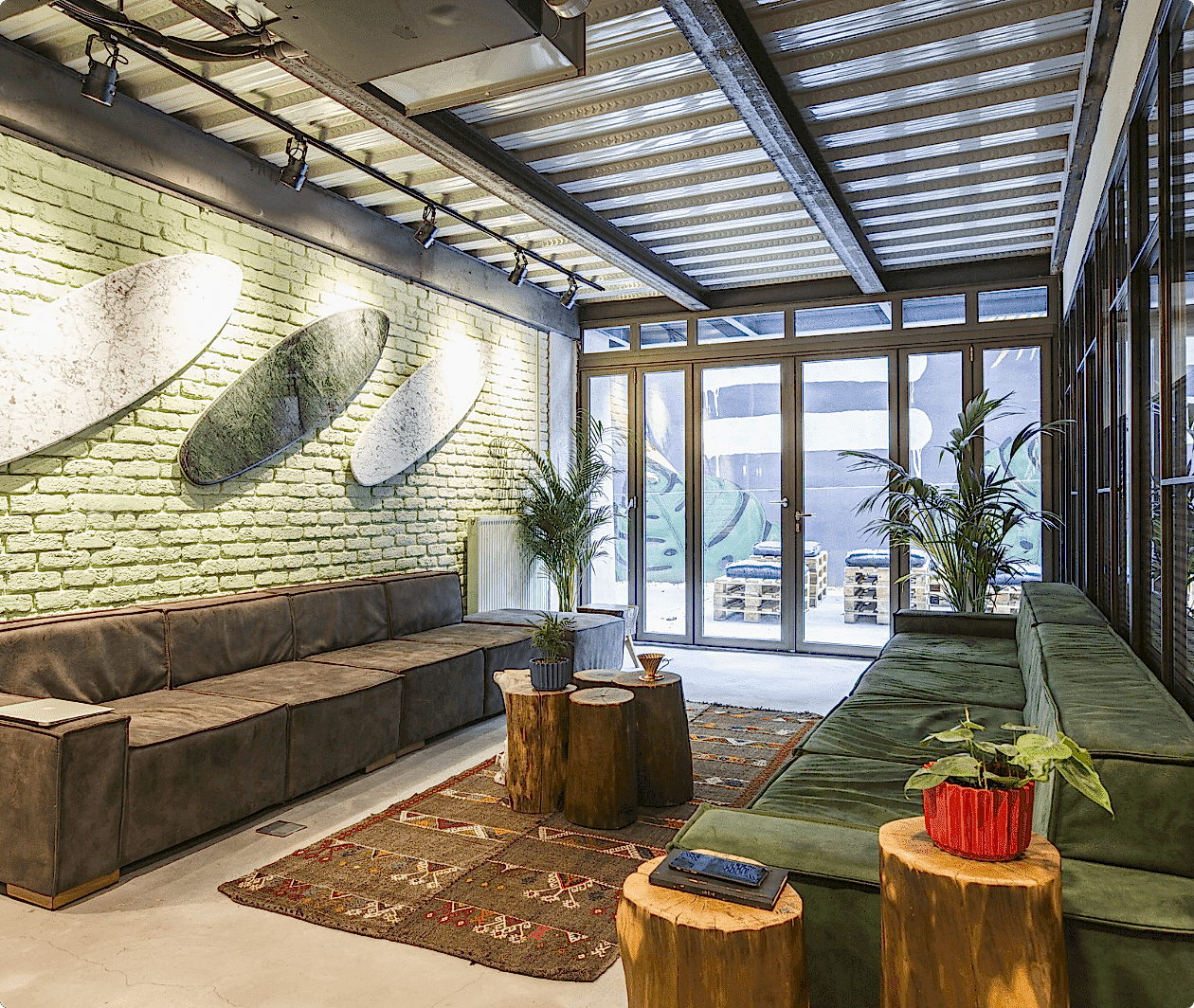 Ofis ve toplantı odalarından kütüphane ve meditasyon odalarına kadar her türlü ihtiyaca hizmet eden bir Kolektif.